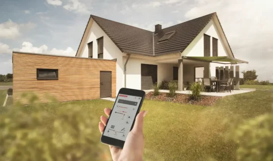 Modernes Haus mit Smarthome-Steuerung für die Sonnenschutzsysteme