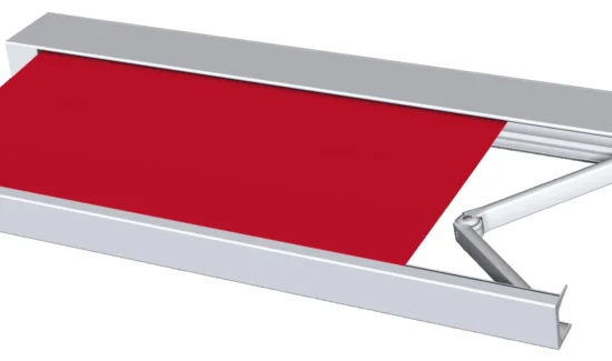 Rote Markise mit silberner Halterung