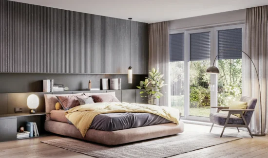 Schlafzimmer mit großem Fensterelement und Blick auf einen sonnigen Außenbereich