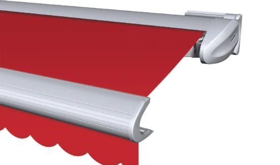 Rote Markise mit silbernem Gehäuse